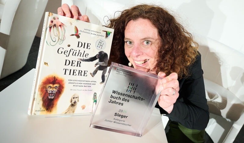 Frau präsentiert preisgekröntes Buch über Tiergefühle, Österreich 2025.