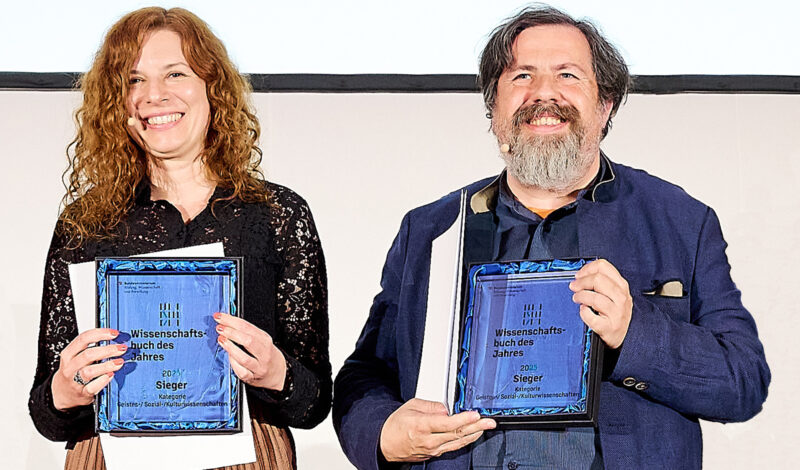 Zwei Preisträger mit Auszeichnungen für Wissenschaftsbuch des Jahres.